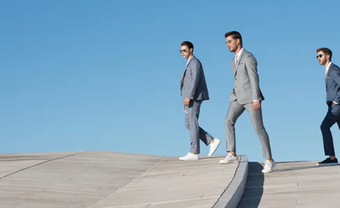 Ako kombinovať sneakers s oblekom?